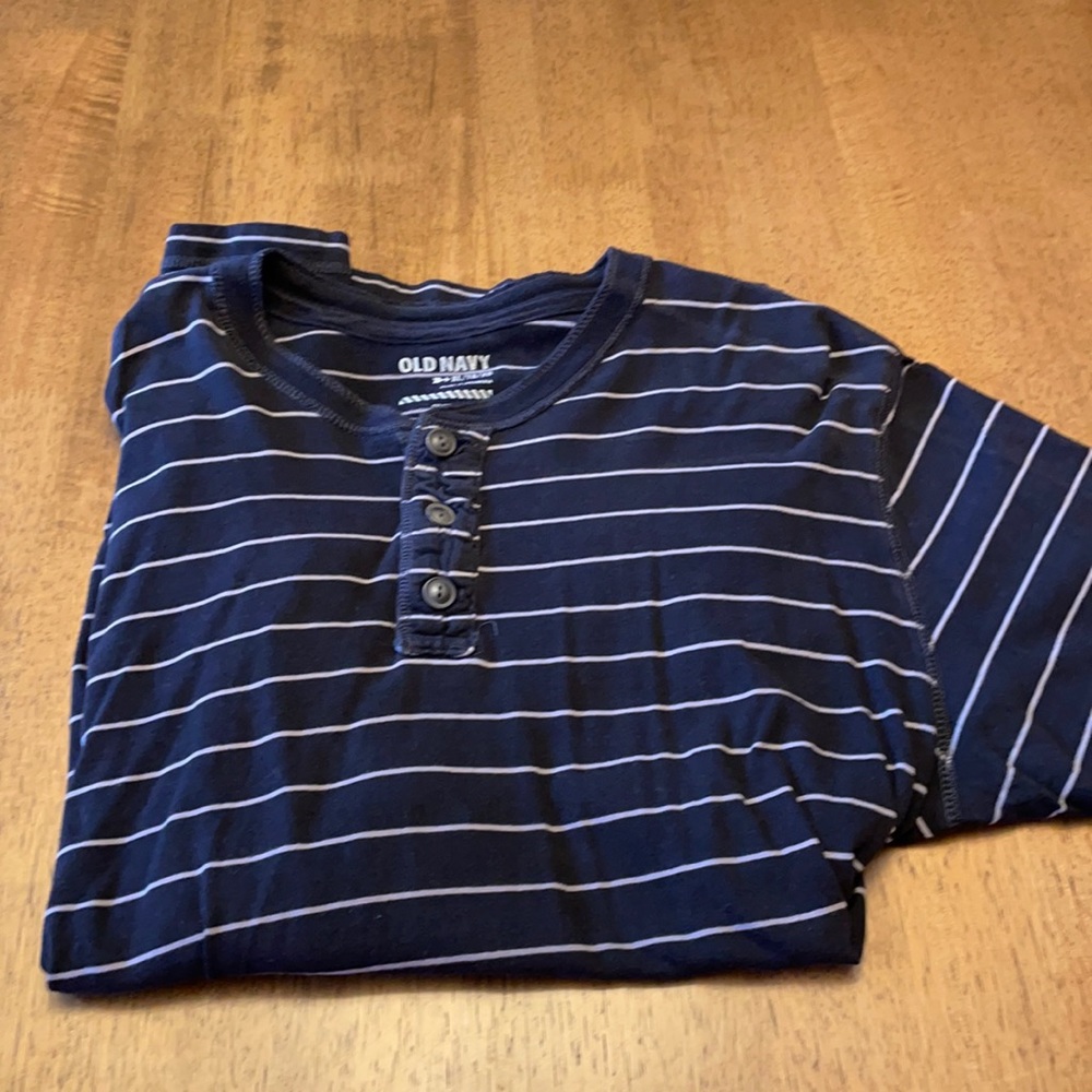 Old Navy. Men’s crew neck. Black strip. Short sleeve. XL